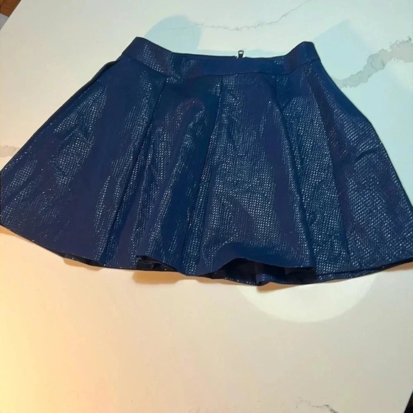 Banana Republic Dresses & Skirts - Banana‎ Republic Navy pleated skirt  with metallic threading. Size 6P